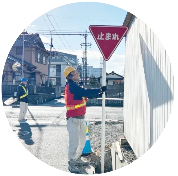 道路標識の施工をしている様子